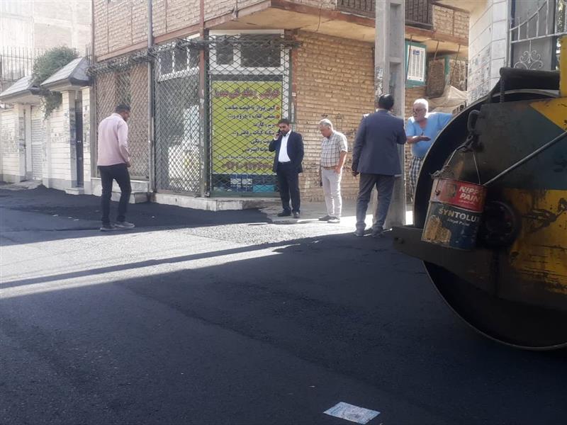 عملیات قیرپاشی و روكش آسفالت خیابان شهید ناصری(آبرسانی) انجام شد